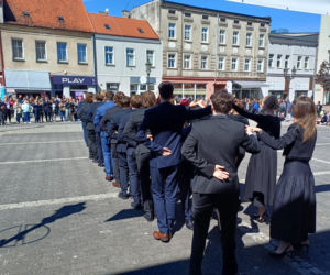 Polonez maturzystów z I LO na rynku w Ostrzeszowie