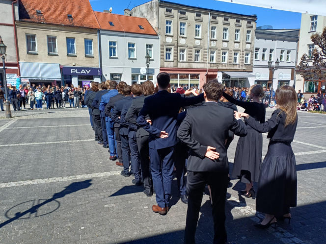 Polonez maturzystów z I LO na rynku w Ostrzeszowie