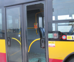 Strzały wybiły szyby w autobusie