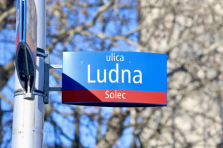 Ta warszawska ulica miała być pusta. Dziś tętni życiem, a jej historia zaskakuje