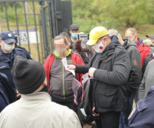 Policja przed stadionem Skry. Siłowe przejęcie