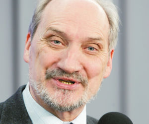 Macierewicz słyszy strzały