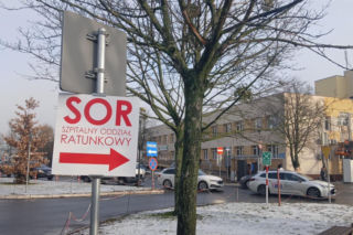 Plaga poślizgnięć w Kujawsko-Pomorskiem. Pan Michał godzinę czekał na karetkę. Upadając złamał kość udową