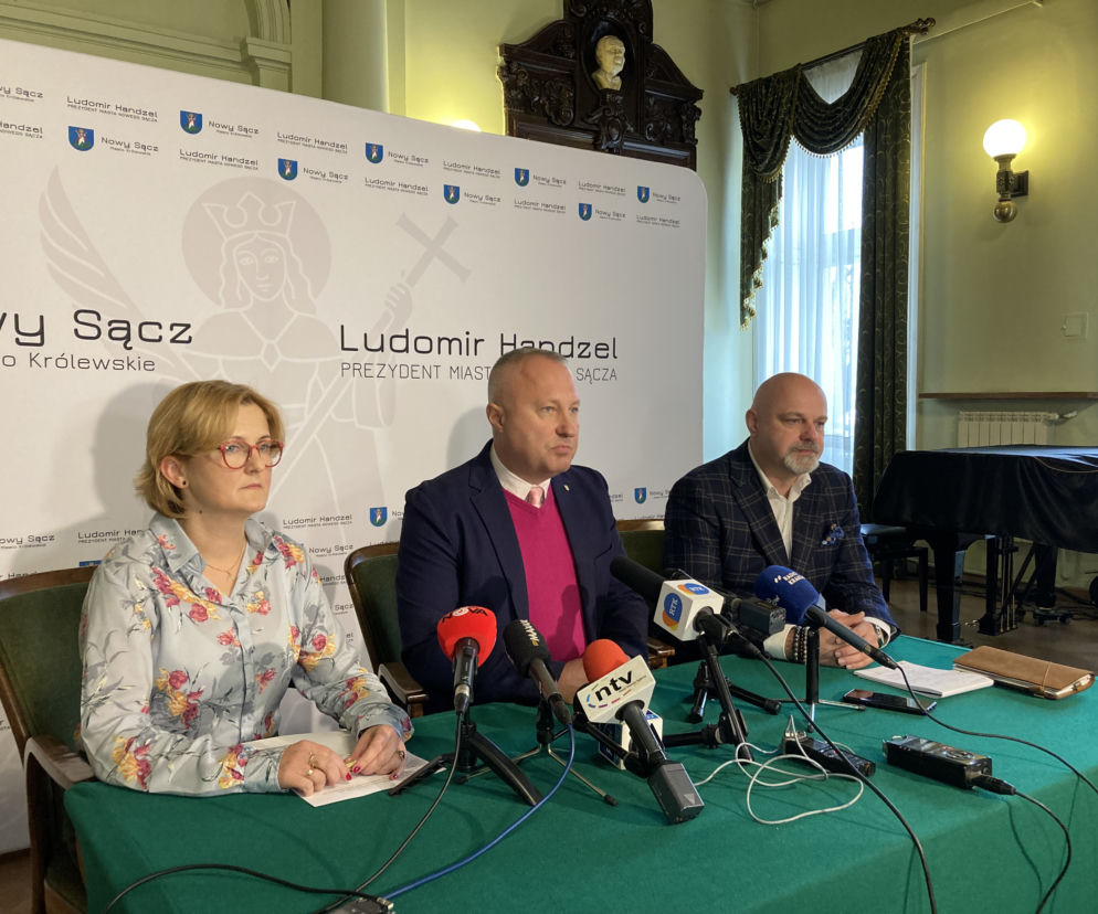 Władze Nowego Sącza podczas konferencji prasowej w trakcie której przedstawionio plan obchodów 100-lecia Teatru Robotniczego