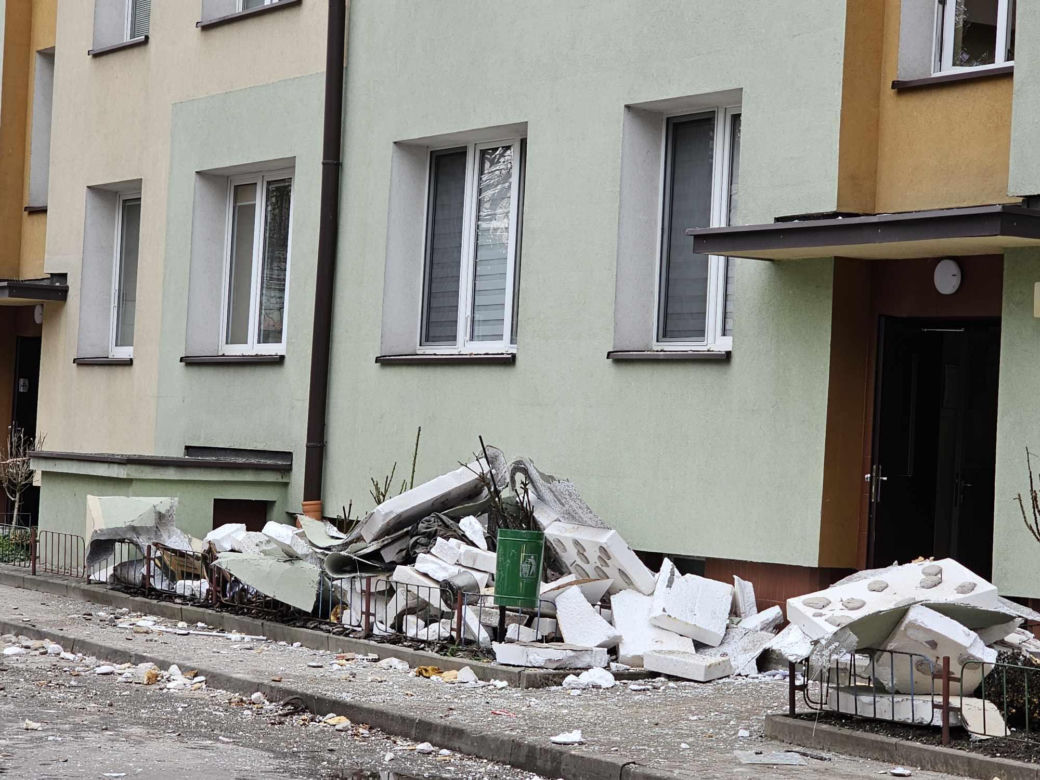 Potężna eksplozja gazu w Rzeszowie! Z mieszkania wyleciały wszystkie okna [ZDJĘCIA]