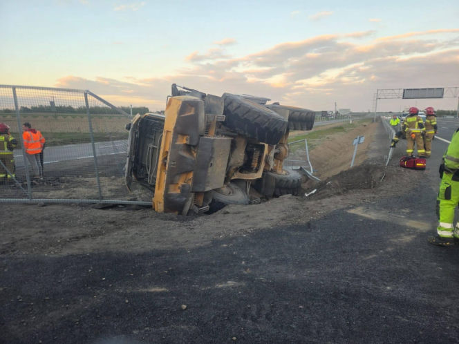 Pijany operator ładowarki skończył jazdę w rowie (24.04.2026)