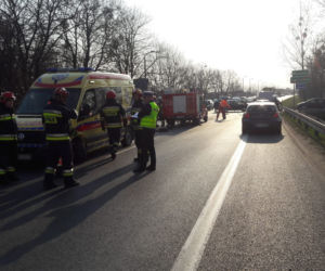 Kolizja z udziałem karetki i samochodu osobowego