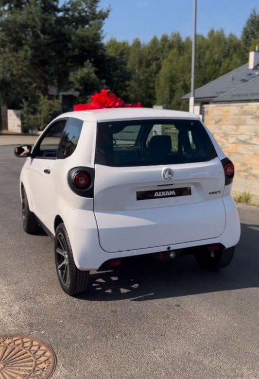 Gwiazdor "M jak miłość" kupił 14-letniej córce auto w prezencie. Internauci przypomnieli mu syna Sylwii Peretti