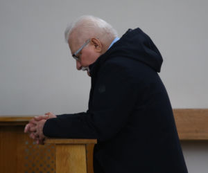 Lech Wałęsa zupełnie sam w pustym kościele. Pojechał się pomodlić tuż przed świętami