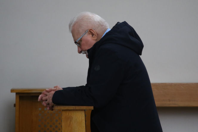 Lech Wałęsa zupełnie sam w pustym kościele. Pojechał się pomodlić tuż przed świętami