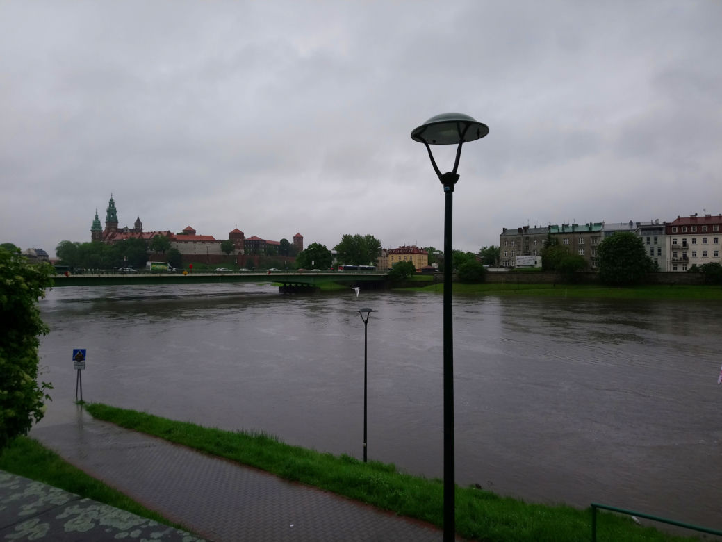 Powódź w Krakowie: Poziom Wisły dramatycznie rośnie. Most Dębnicki zagrożony?