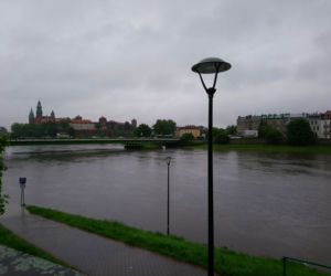 Powódź w Krakowie: Poziom Wisły dramatycznie rośnie. Most Dębnicki zagrożony?