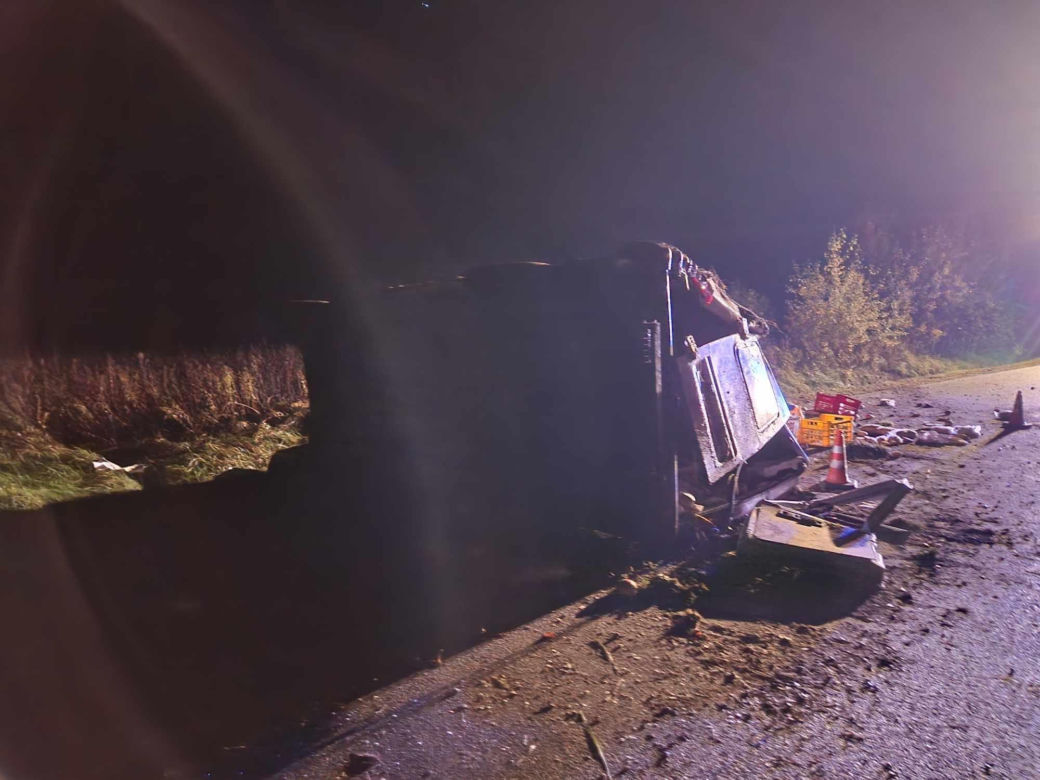 Smyków. Kierowca dostawczego mercedesa wylądował w rowie i dachował