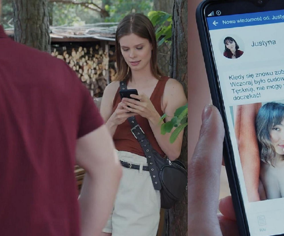 Młoda kobieta, Majka (Matylda Giegżno), stoi oparta o drzewo i używa smartfona, obok widoczny fragment mężczyzny. Po prawej stronie zbliżenie na ekran telefonu, gdzie widać wiadomość od Justyny z randkową treścią i jej zdjęciem. Informacje o zdradzie Tomka w M jak miłość znajdziesz na Super Seriale.