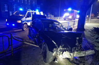 Pościg, promile i rozwalone BMW. Za kierownicą młody chłopak