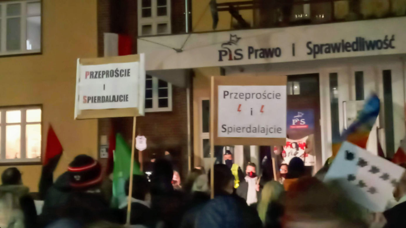 Strajk Kobiet w Szczecinie: Manifestacja pod siedzibą PiS - 27 stycznia 2021 r.