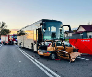 75-latka wjechała wprost pod autobus. Zginęły dwie osoby. Poruszająca relacja z miejsca tragedii