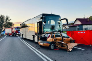 75-latka wjechała wprost pod autobus. Zginęły dwie osoby. Poruszająca relacja z miejsca tragedii