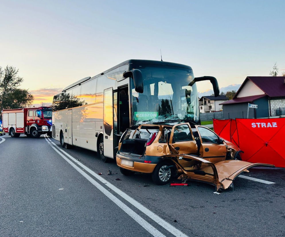 Zniszczony Opel pod autobusem w Kupnie. Obok czerwony parawan strażacki. O tragicznym wypadku przeczytasz na SE.