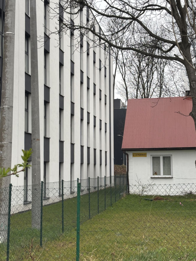 Dom przy ul. Jutrzenka 4 w Krakowie i sąsiedni akademik