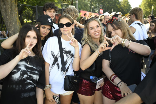Fani w upale czekają na koncert The Weeknd. Tłumy w Warszawie