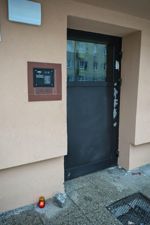 Dwa dni przed tragedią pozowali razem do zdjęcia. Dziś w mieszkaniu przy Bałtyckiej 3 nadal pracują śledczy