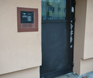 Dwa dni przed tragedią pozowali razem do zdjęcia. Dziś w mieszkaniu przy Bałtyckiej 3 nadal pracują śledczy