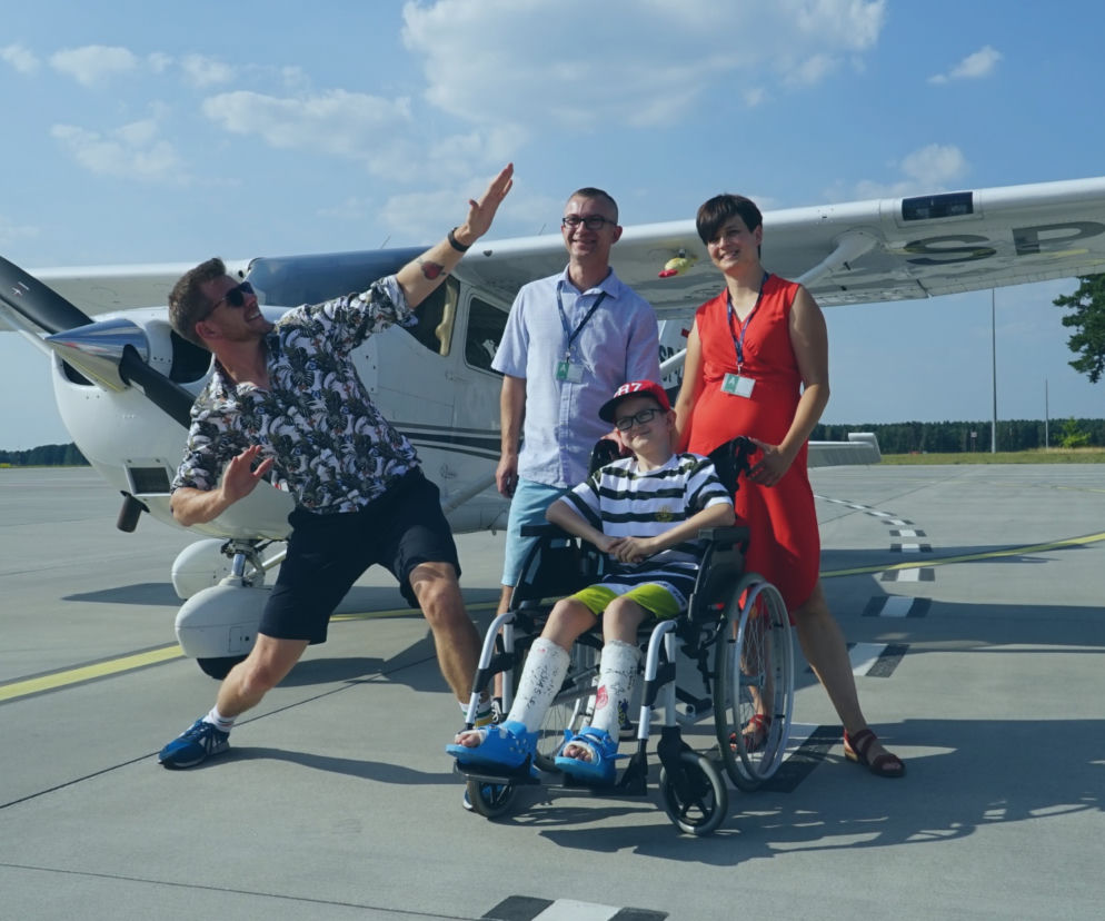 Filip Chajzer przyleciał do Bydgoszczy. Spotkał się z chorym chłopcem