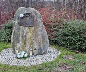 Zabił kolegę, poćwiartował i wyniósł w walizce. Szczątki zakopał w parku miejskim. Biegli nie mają wątpliwości