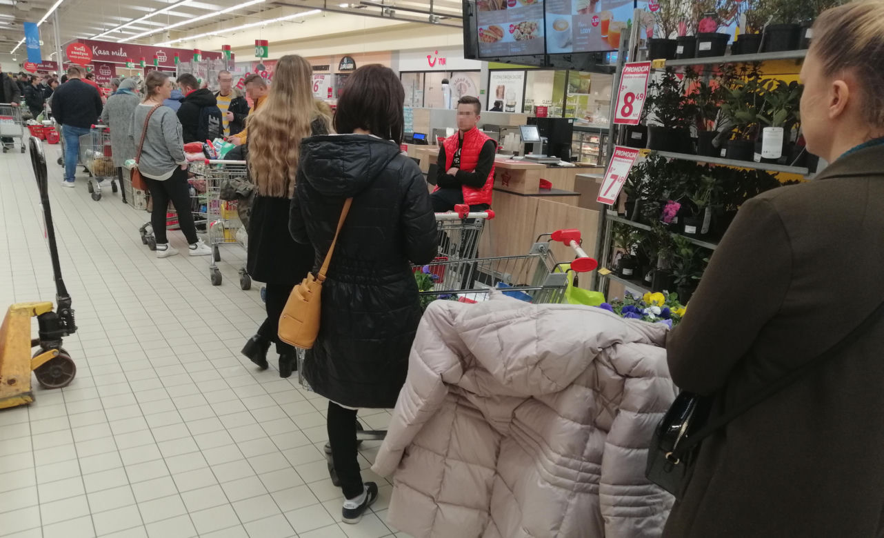 Koronawirus: Tłumy w warszawskich sklepach
