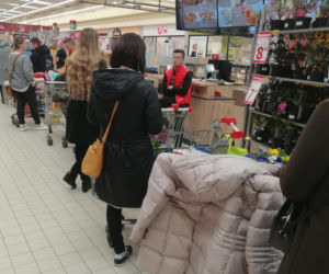 Koronawirus: Tłumy w warszawskich sklepach