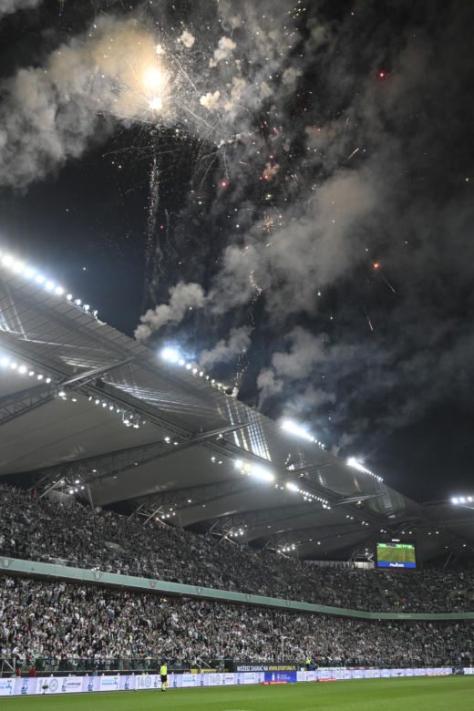 Kibice nie zawiedli podczas meczu Legia - Widzew. Efektowne zdjęcia z trybun
