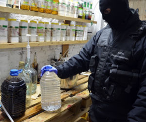Dobrzyniewo Duże. 500 litrów nielegalnego bimbru i nielegalna bimbrownia