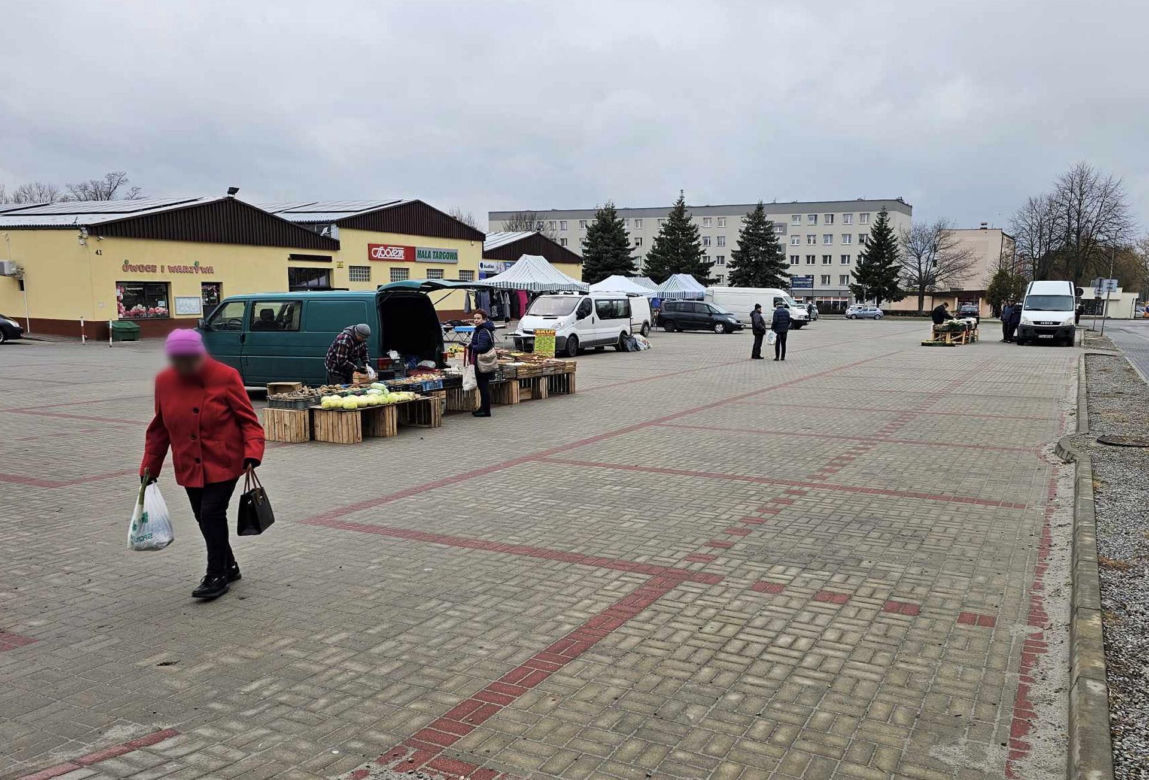 Pustki na targowisku w Nowej Dębie