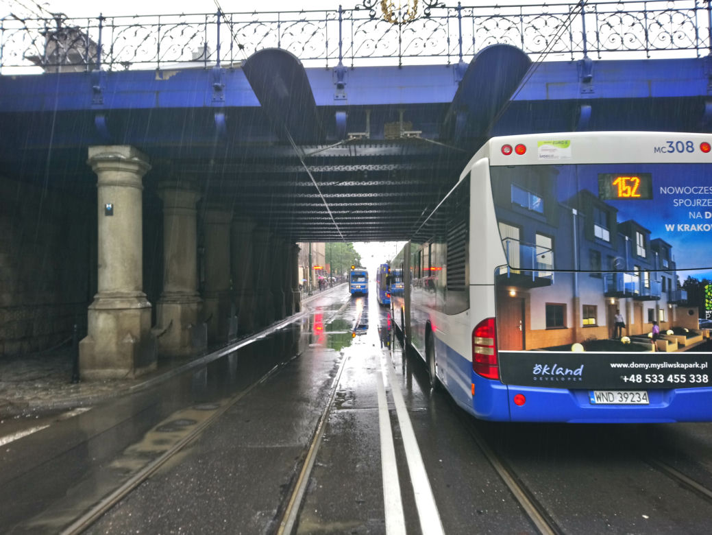 Kraków całkowicie sparaliżowany przez ulewy 23.05.2019: zalane drogi, brak prądu, nie kursują tramwaje