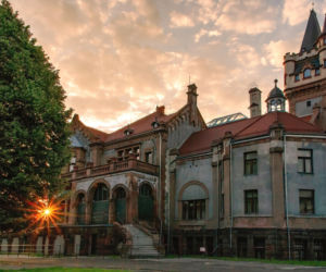 To największe miasto Zagłębia Dąbrowskiego. Czaruje pięknymi pałacami, ale też dworem i zamkiem!