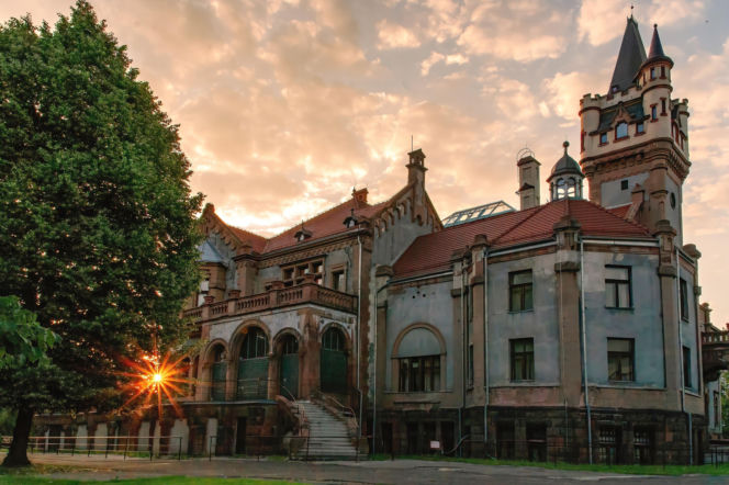 To największe miasto Zagłębia Dąbrowskiego. Czaruje pięknymi pałacami, ale też dworem i zamkiem!
