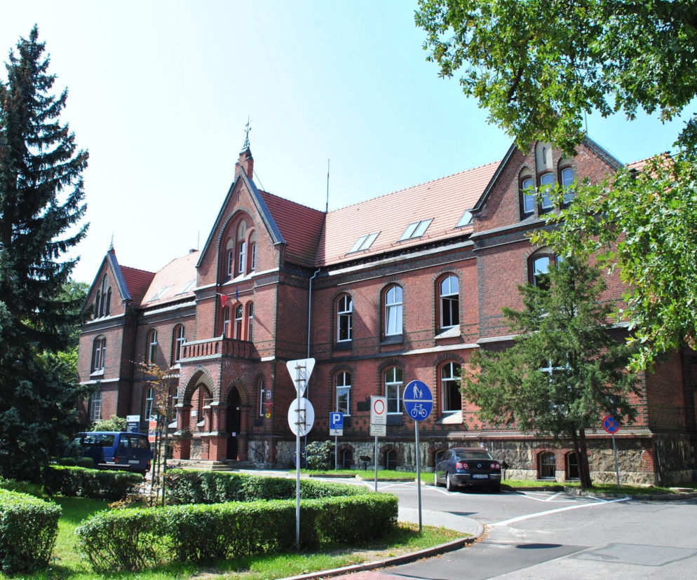 Ceglany budynek Starostwa Powiatowego w Lublińcu. O zabytkach tego śląskiego miasta przeczytasz na Eska Śląskie.
