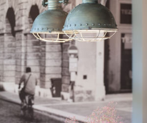 Lampy przemysłowe na tle fototapety z miastem