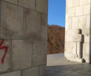 Góra Św. Anny: Pomnik w SWASTYKACH! Symbole SS pokryły miejsce upamiętniające powstańców