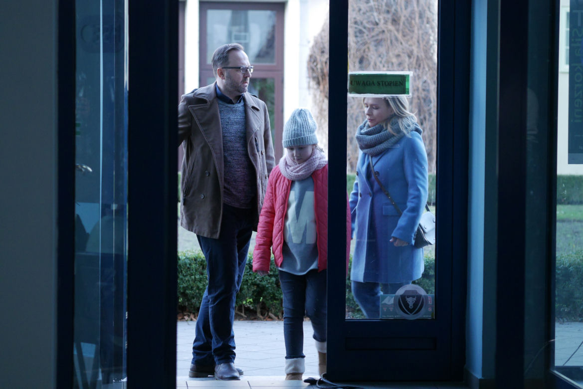 Pierwsza miłość. Julka (Łucja Kawczak), Marysia (Aneta Zając), Widawski (Przemysław Glapiński)