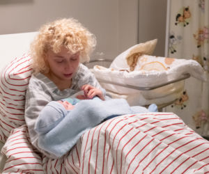 Na Wspólnej, odc. 2838. Beata (Katarzyna Ptasińska), jej syn (Julian Duliński)