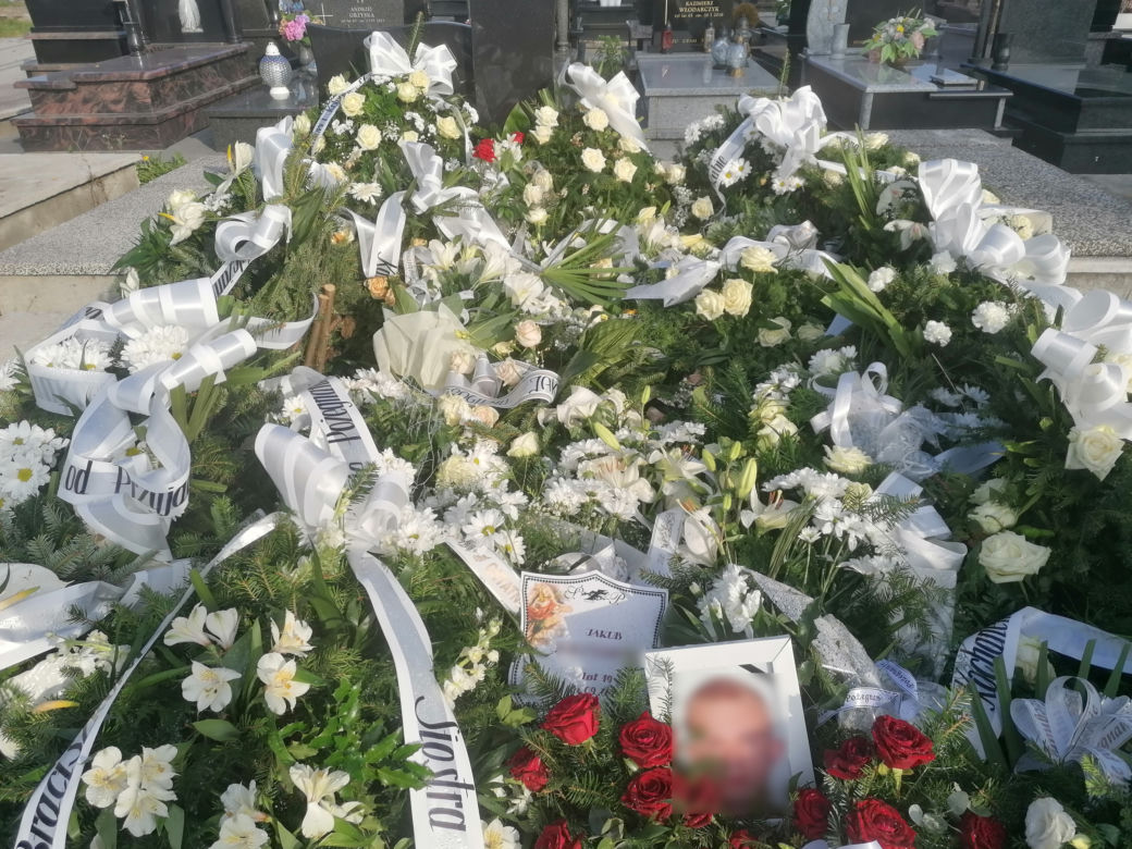 Morze białych róż na grobie 19-letniego Jakuba