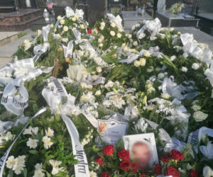 Morze białych róż na grobie 19-letniego Jakuba
