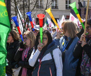 Protest pracowników ZUS w Warszawie przed Ministerstwem Finansów