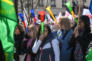 Protest pracowników ZUS w Warszawie przed Ministerstwem Finansów