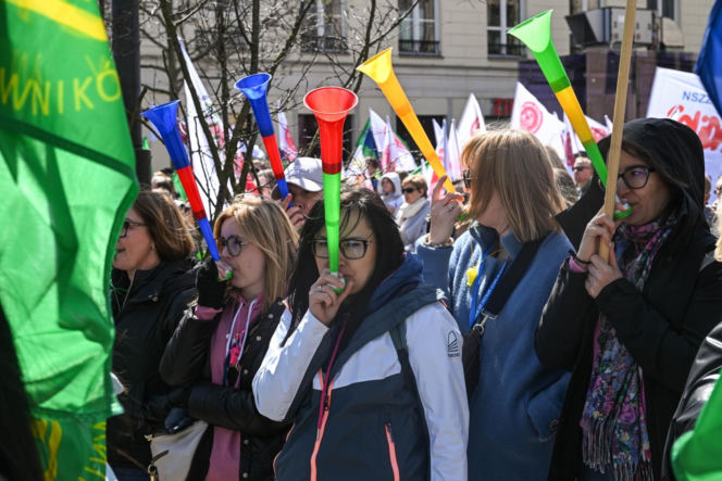 Protest pracowników ZUS w Warszawie przed Ministerstwem Finansów