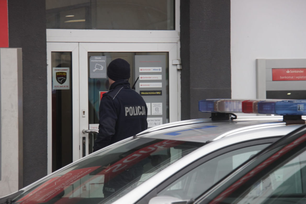 Wyszła z banku w Międzylesiu. Złodziej wyrwał jej torebkę z pieniędzmi 