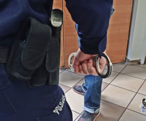 Groził swoim sąsiadom śmiercią i celował do nich z pistoletu