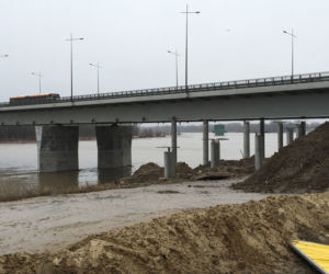 Budowa kładki pieszo-rowerowej na moście Łazienkowskim nabiera tempa
